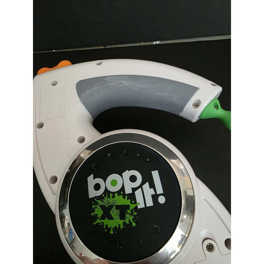 Bop It XT Handheld Electronic Talking Reflex Game Hasbro 2010 White Tested Works